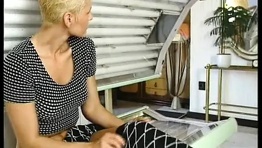 За немецкими дверями усердно трахают