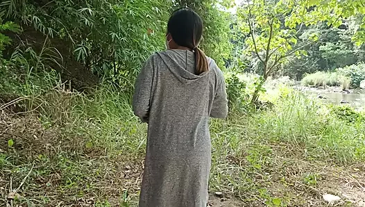 Üvey babam beni baştan çıkardığında ormanda sikişmeye dönüşüyor