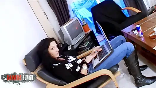 Axelle Mugler bu Fransız porno yıldızı mükemmel amcığıyla oynamayı seviyor