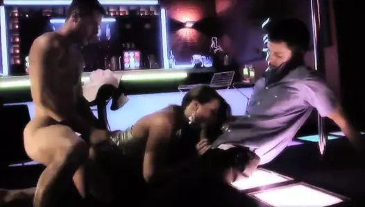 Uzun saçlı striptizci dizlerinin üzerinde aynı anda iki horoz berbat