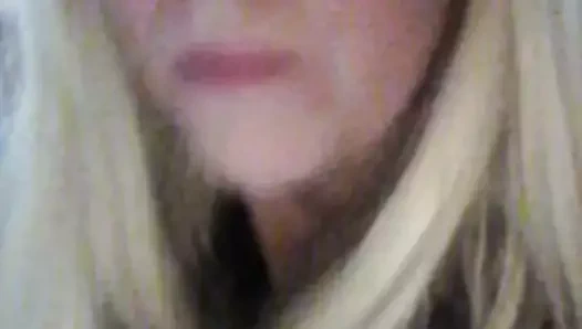 Seksi sarışın brenda adalet bir şarkı söylüyor