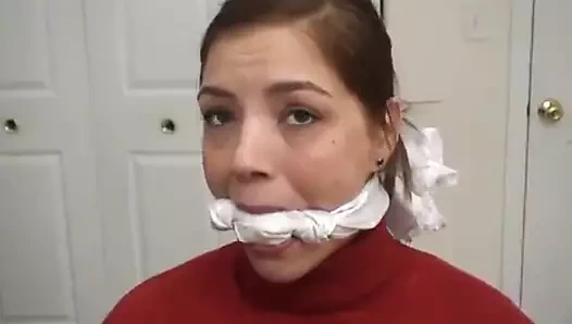 Dar kırmızı bir süveterle bağlı