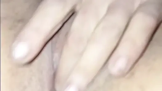 Orta yaşlı seksi üvey anne vibratörle oynuyor ve sonra misyoner pozisyonunda sikiliyor