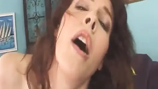 Büyük memeli orta yaşlı seksi kadın sert sikişmeden önce kalın yarağı yalıyor