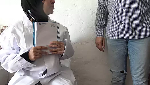 Adam ereksiyon sorunu yaşıyor ve Paris'te bir Arap doktora danışmanlık yapıyor