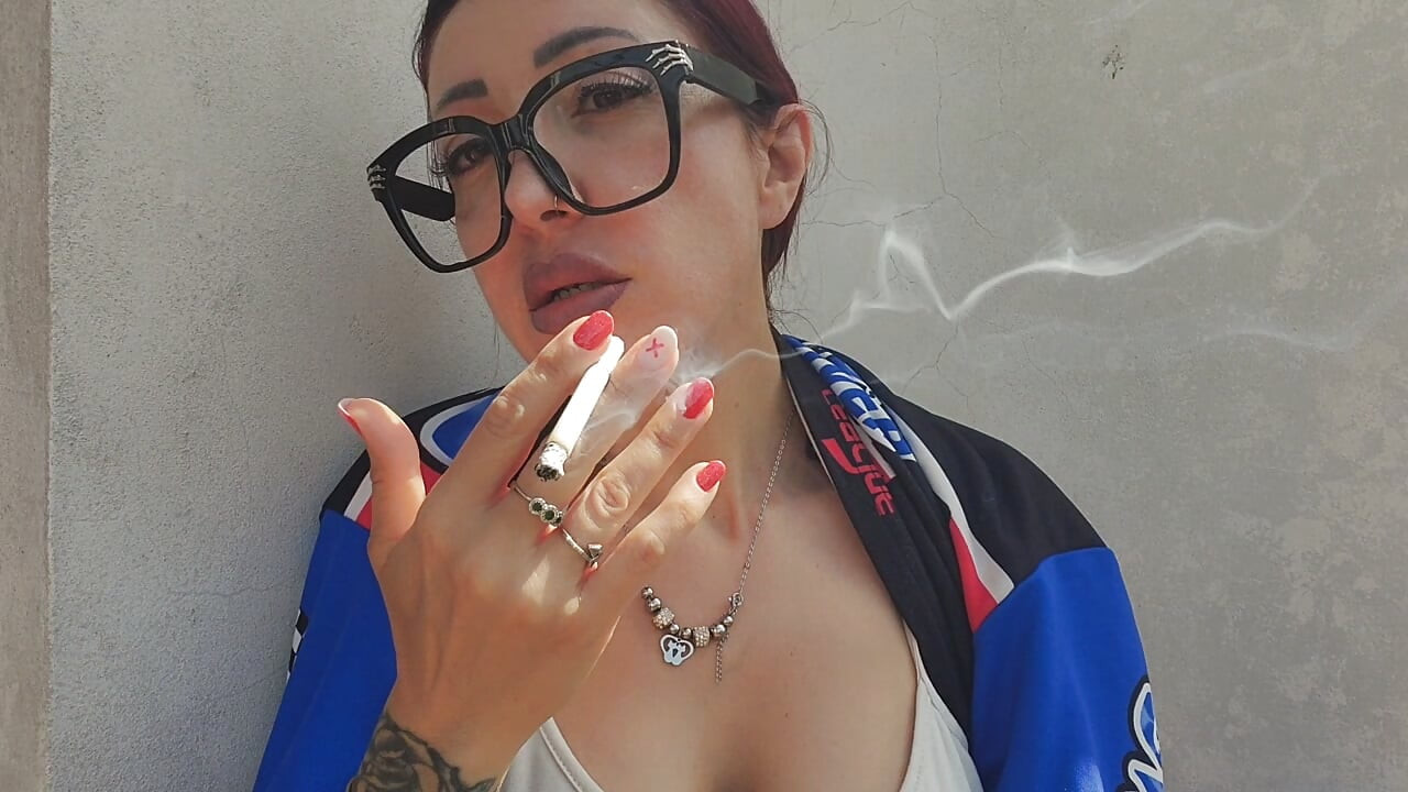 Sigara içme ve güzel Lavinia ile yeni bir rahatlatıcı mola