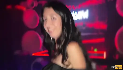 Azgın kız bir gece kulübünde elimi alıyor ve beni anal seks için publix tuvaletine götürüyor
