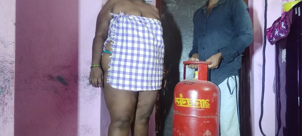 Tamil kız gaz silindiri teslim eden adamla sert seks yapıyor