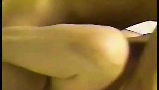 La ragazza prende sborrata sulla sua pancia e si riempie la figa di due cazzi dopo il pompino
