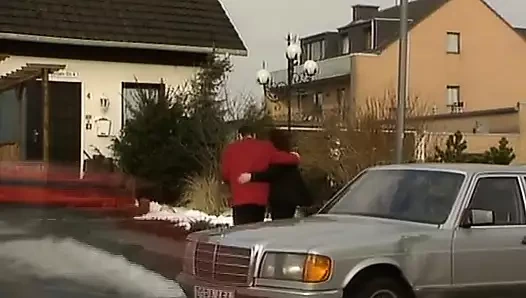 Almanya'dan seksi esmer bir bayan iki sert yarakla çifte sikiliyor