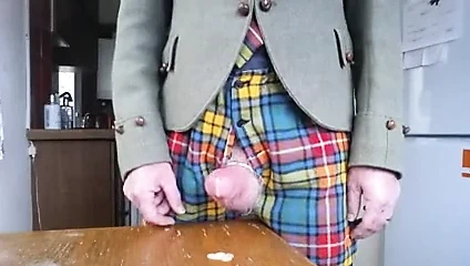 Üvey babanın ekose eteği cum ile kirlendiğinde.