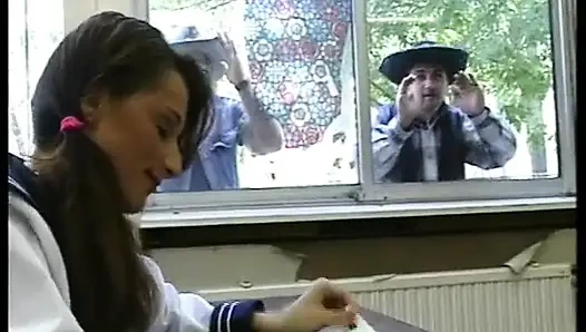 Alman kapılarının arkasında özenle sikiliyor