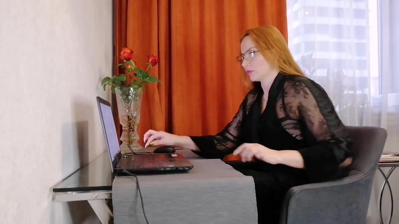 सुंदर चोदने लायक मम्मी पोर्न देखती है और अपने सौतेले बेटे को चोदने के लिए घर आने का इंतजार करती है