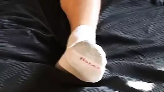 twinkie alır onun çorap kapalı ve oynar ile ayak solo