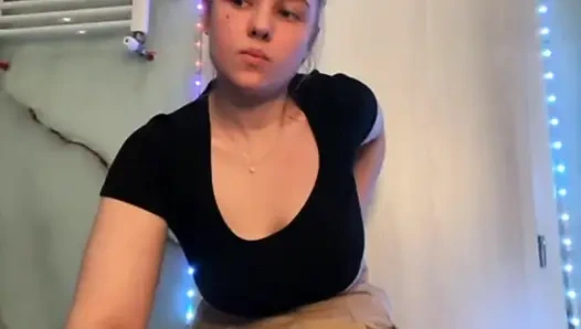 Jucielussie banyoda mastürbasyon yapıyor yakın çekim