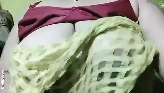 Dev Hint büyük göğüsler aunty gösteren ona cila kedi