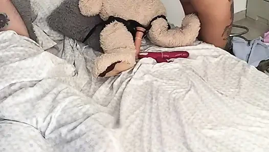 My girlfriend masturbates in front of me.