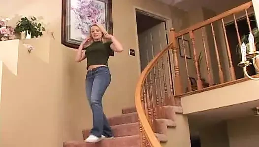 Sıcak ve tatlı solo gösteride şehvetli genç - klasik ev yapımı amatör sürtük