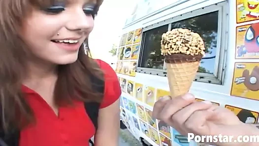 Dondurmalı adam sevimli genç beau marie'i sikiyor