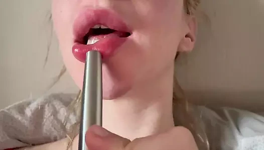 Sigara içiyor ve göğüslerimi azdırıyor - çıplak olmayan tanrıça