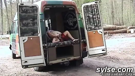 Genç kızıl saçlı yol kenarında emmeyi öğreniyor