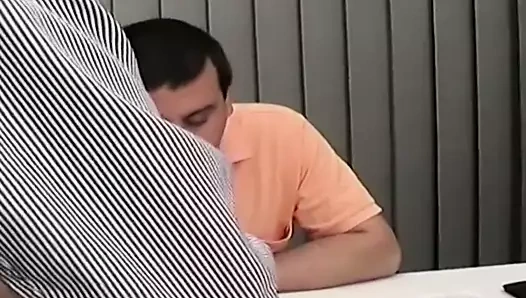 Ateşli bir hemşire ve yarağa aç bir sekreterle iki seks sahnesi