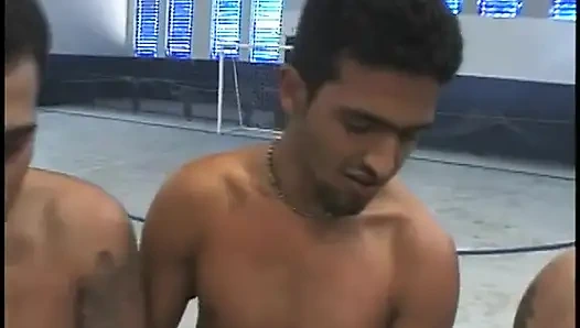 İki sarışın hatun bir grup azgın adam arasında paylaşılıyor