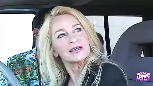 Süper ateşli sarışın orta yaşlı seksi kadın iş arkadaşıyla hala işteyken açık havada kovboy kız seksi yapıyor