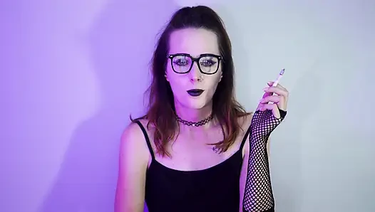 Gotik kız file çorap içinde sigara içiyor