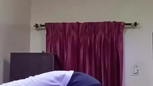 Bir kız otel odasını sikiyor