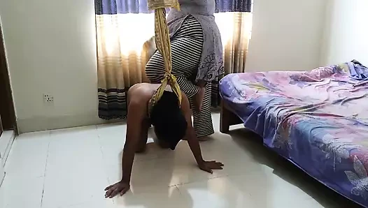 Transseksüel tabu seks: Eller bağlıyken doğruluk ve cesaret oynuyoruz, transeksüel oyun vaktim bittiğinde beni sikiyor ve onu sikiyorum