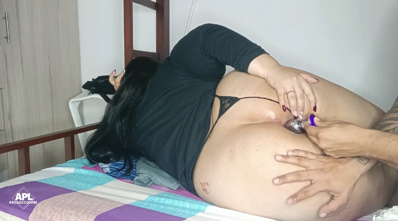 Üvey kız kardeşim çok azgın, dört ayak üzerinde sikilmeyi ve yarağıma oturmayı seviyor