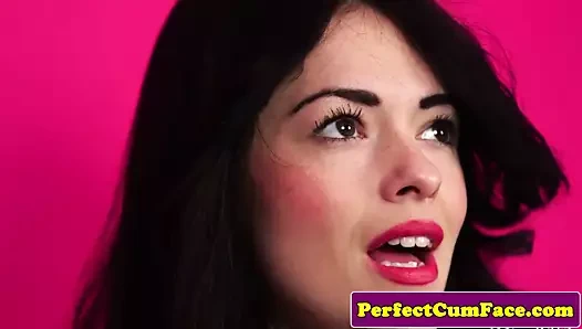 İngiliz iç çamaşırı güzeli yüzüne boşalana kadar emiyor