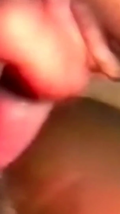 Сногсшибательный момент из "Горячая африканская тинка, разделенная в публичном доме, наслаждается межрасовым тройничком с двойным проникновением"