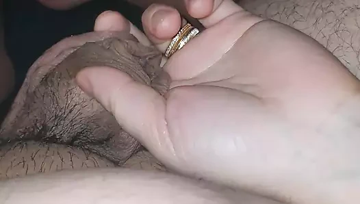 Üvey oğlunun yarağı üvey annesinin eli yüzünden neredeyse ağlıyor