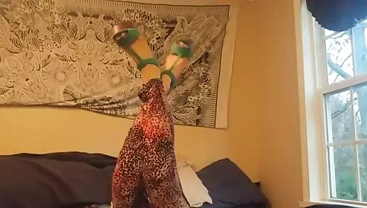 Sarışın çıplak ayaklar ve yüksek topuklu ayakkabılar