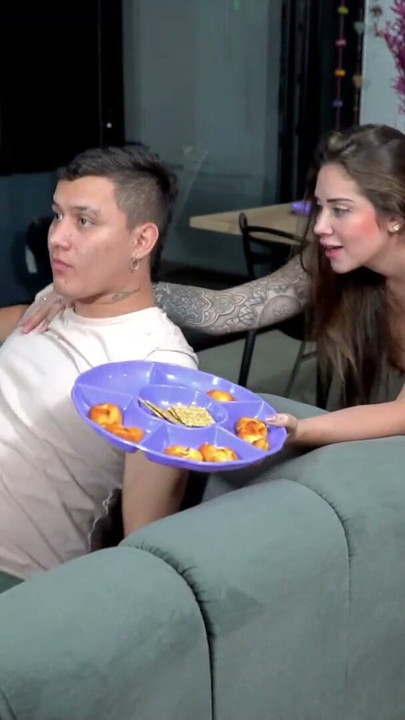 Kocası cuckold film izlerken karısı büyük bir siki sikiyor - Sara Blonde Duncan Saint | Klip 2