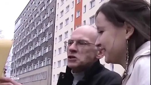 Yarak takıntılı sürtük durmadan emiyor ve sikişiyor