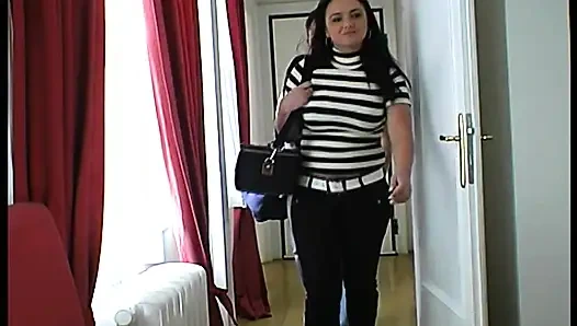 Kocası büyük memeli karısına masaj yapıyor, onu sikiyor ve boşalıyor