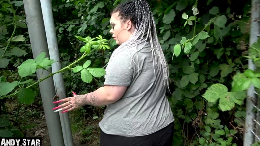 Büyük götlü Alman genç kız işiyor ve döllendikten sonra açık havada sikiliyor