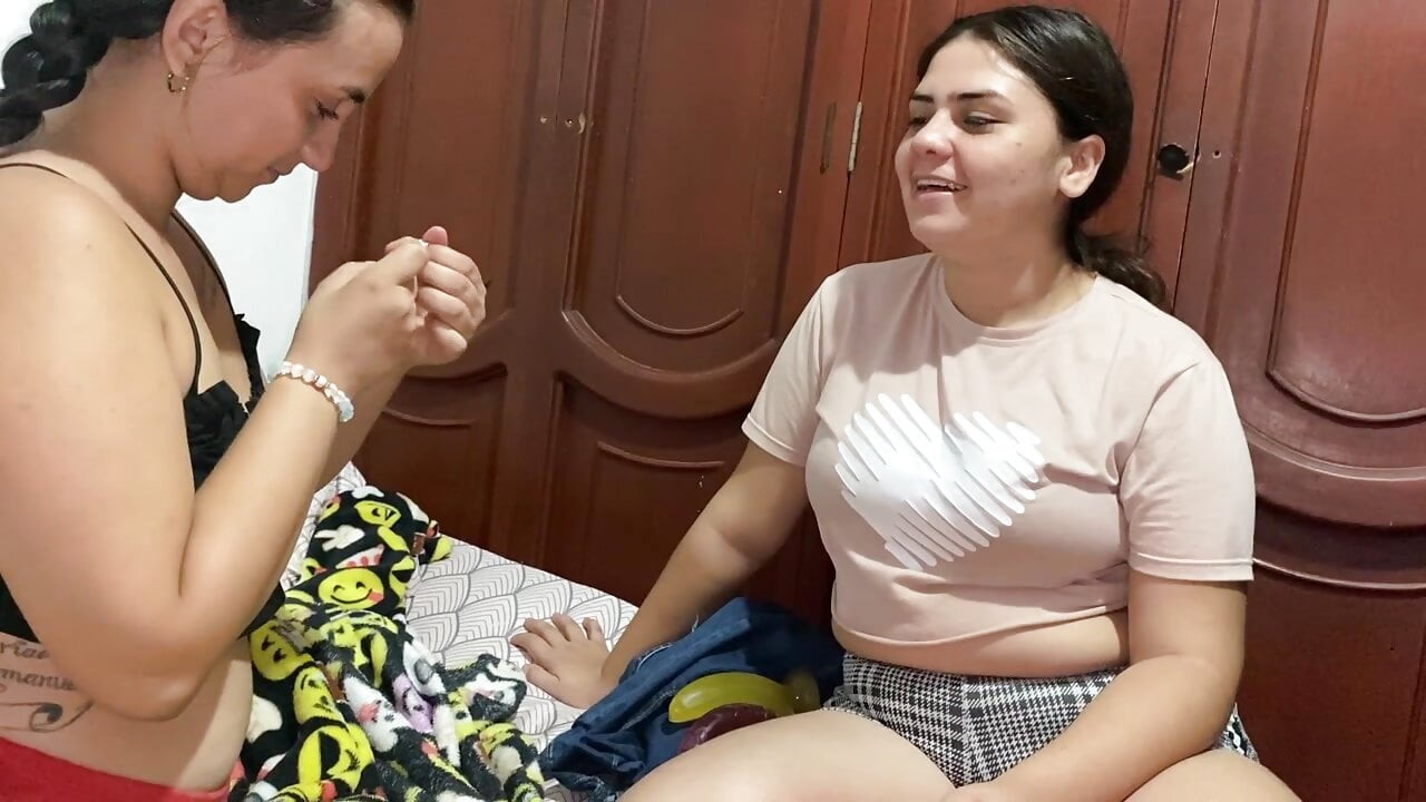 Arkadaşımla odasında eğlenceli bir oyun oynuyorum