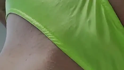 Neon yeşil kıyafetli işeme