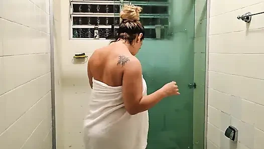 Üvey oğul dolaba saklanıp sıcak üvey annesini izliyor, bunu öğreniyor ve onunla sevişiyor