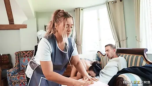 Brazzers - iyi bir hizmetçi Coco Bae bir yarakla dölünü temizleyebilir