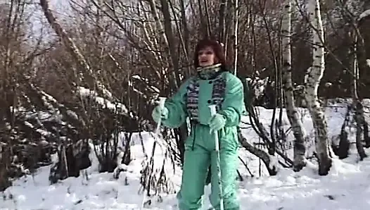 Azgın orta yaşlı seksi kadın damlayan kırmızı sularla derinden parmaklanıyor