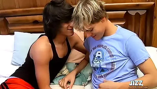 Sevimli Kyros Christian Dillon Samuels'in büyük yarağını içine alıyor