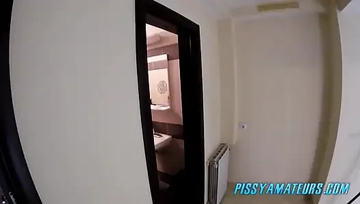 Seksi kız jette klitorisle oynuyor ve işiyor