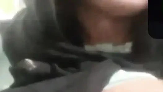 Göğüslerimi teşhir ediyor