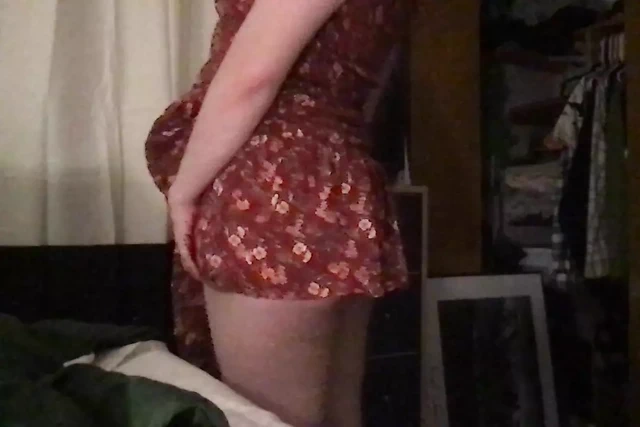 Orta yaşlı seksi kadın pembe dildoyla götten sikişiyor