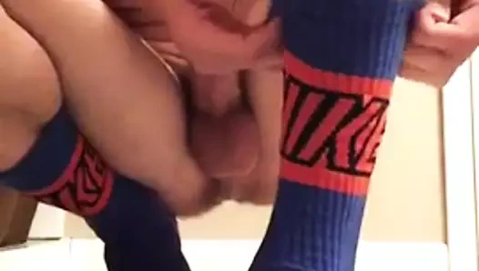 Büyük horoz twinks üzerinde çorap
